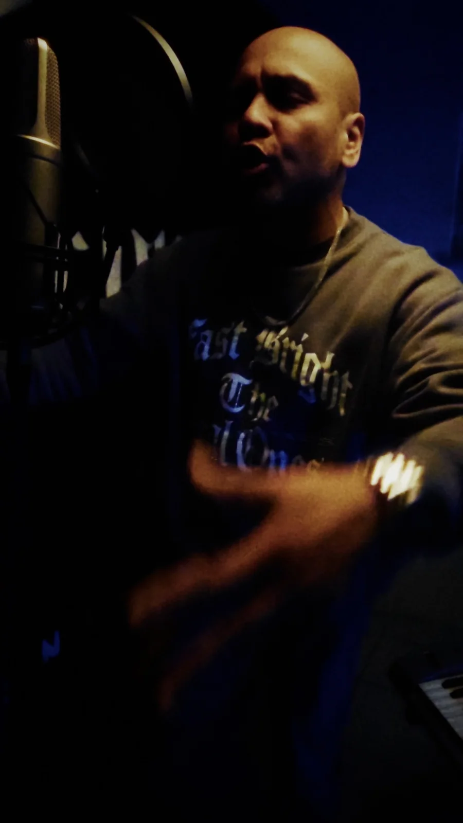 GRIMMGHOZT bei einer Gesangsaufnahme im Studio