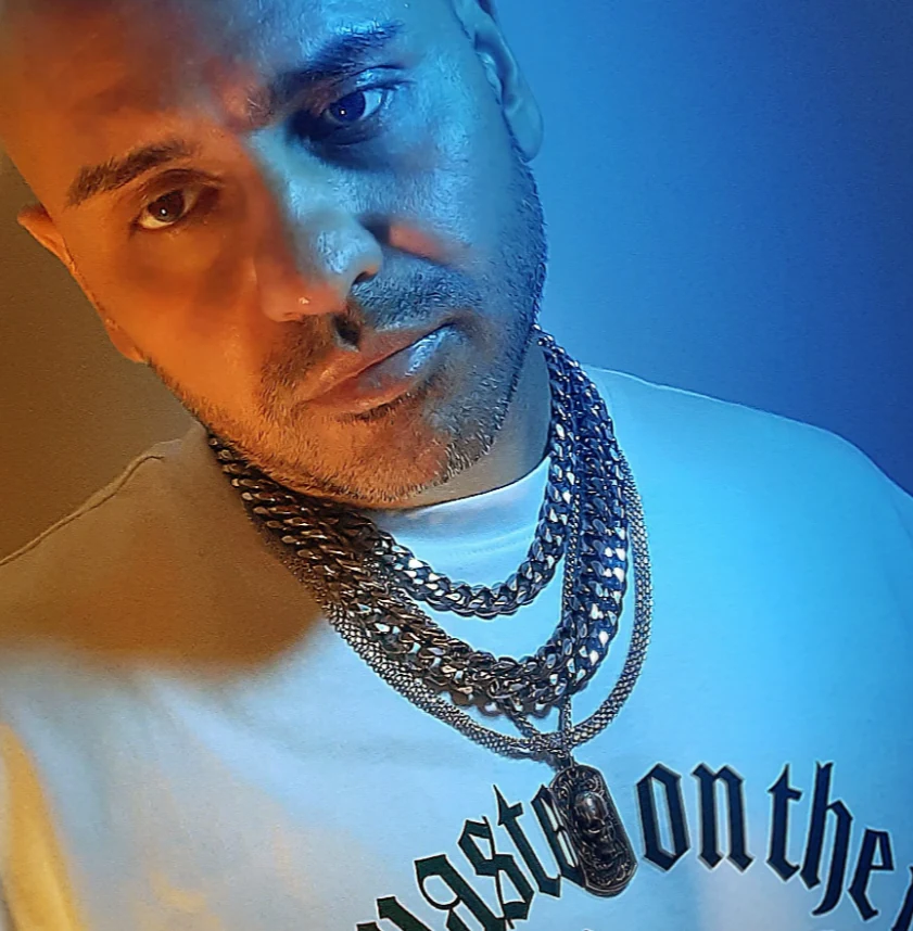 Nahes Portrait von GRIMMGHOZT mit warmem und blauem Seitenlicht
