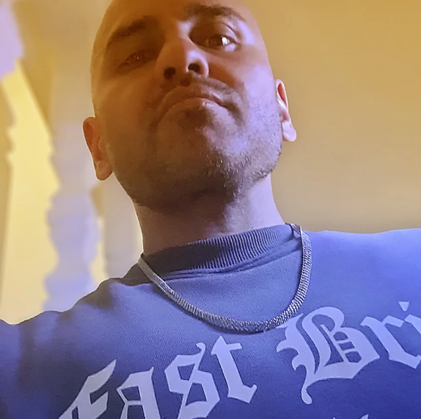 GRIMMGHOZT aus tiefer Kameraperspektive unter warmem und blauem Licht